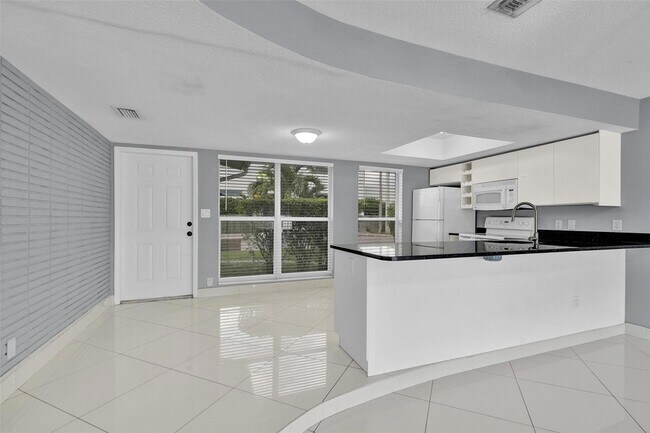 Building Photo - 704 NE 23rd Ave