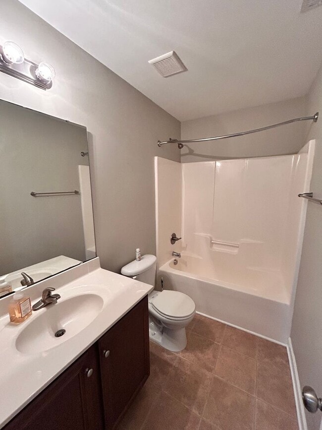 Building Photo - Large family rental available in Maple Hill