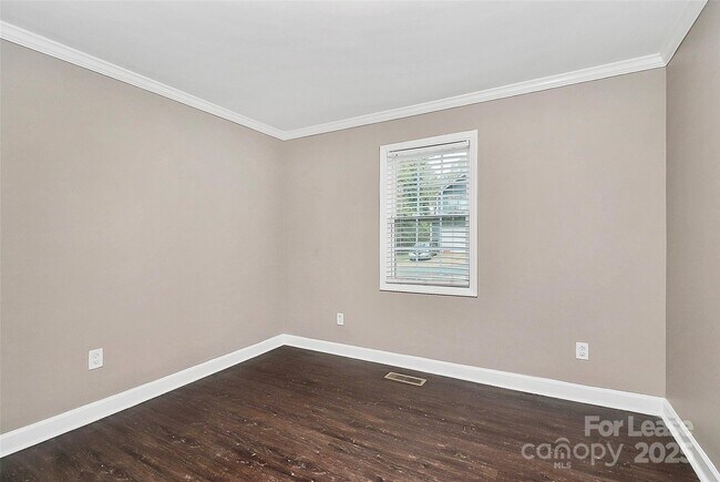 Building Photo - 2213 Kennesaw Dr