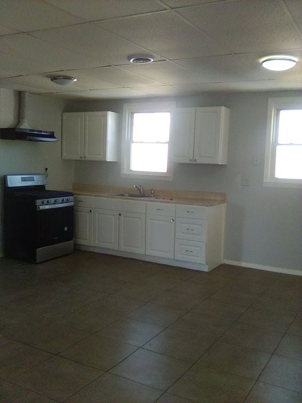 Building Photo - 594 Roosevelt Ave