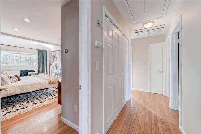 Building Photo - 441 Burlingham Rd