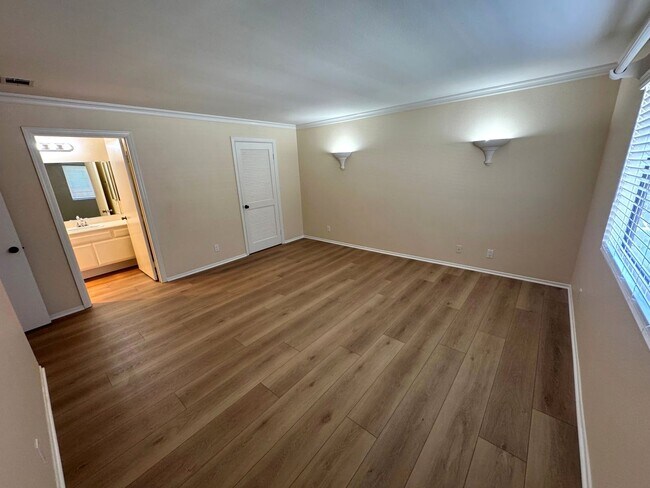 Building Photo - Beautiful 2+1.75 Upstairs Condo in Desirab...