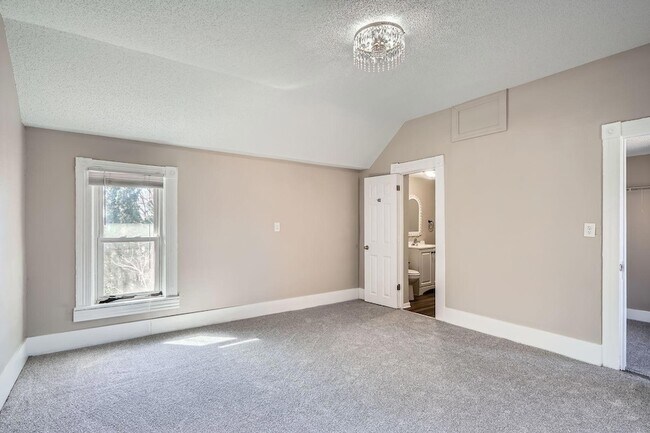 Building Photo - 707 Jenks Ave E