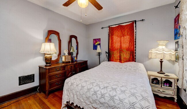 Building Photo - Charming 2-Bedroom Duplex in Franklin Park