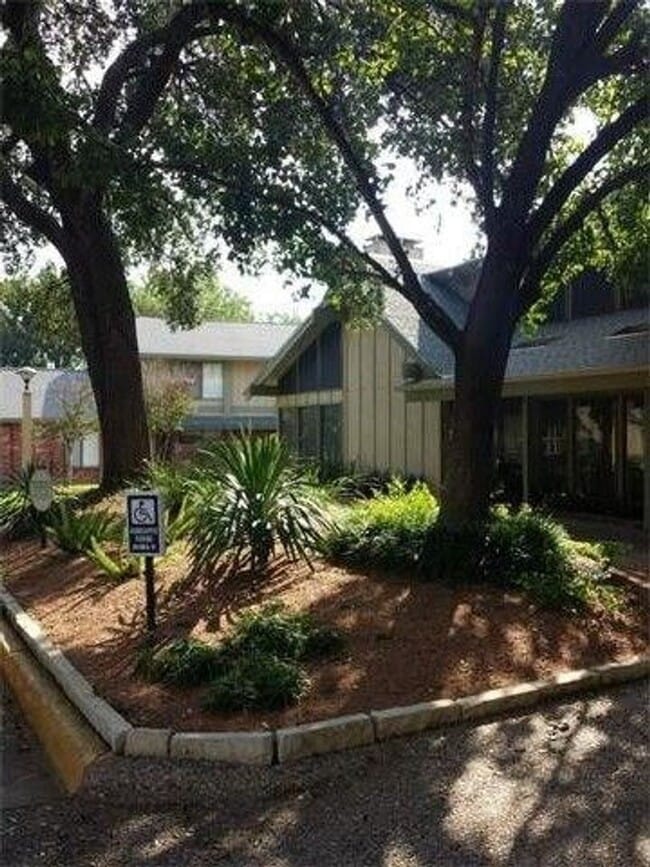 Building Photo - 3/1.5 Townhouse in Great location