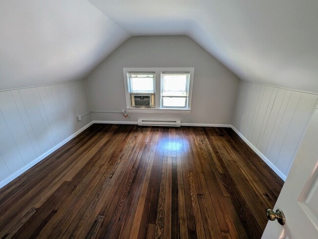Building Photo - Spacious! 4-Bed and 2-Full Bath Unit with Bonus Room, Garage, Large Backyard