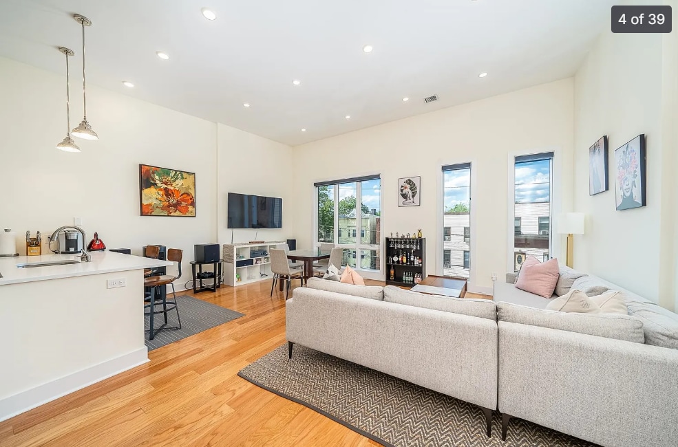 Building Photo - 209 Hutton St