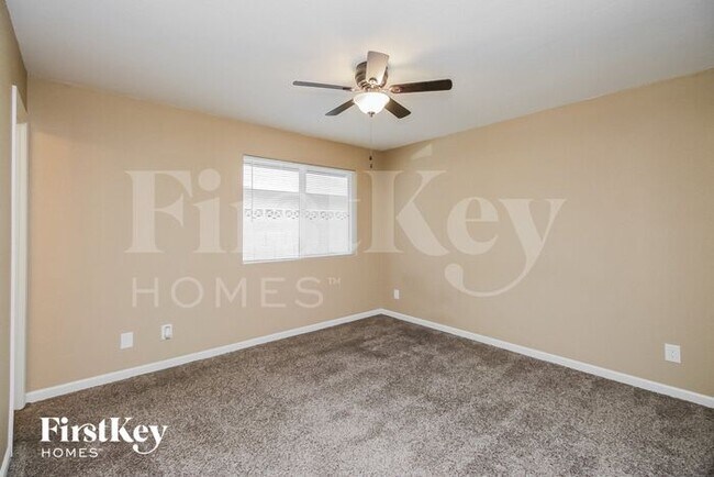 Building Photo - 4716 S Kenwood Ln