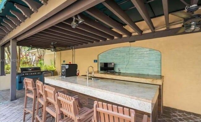 Building Photo - 520 SE 5 Ave