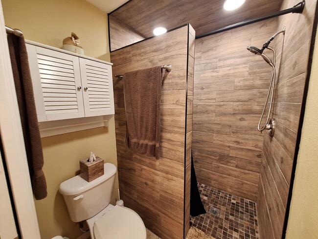 Building Photo - Beautifully upgraded Ground Floor condo wi...