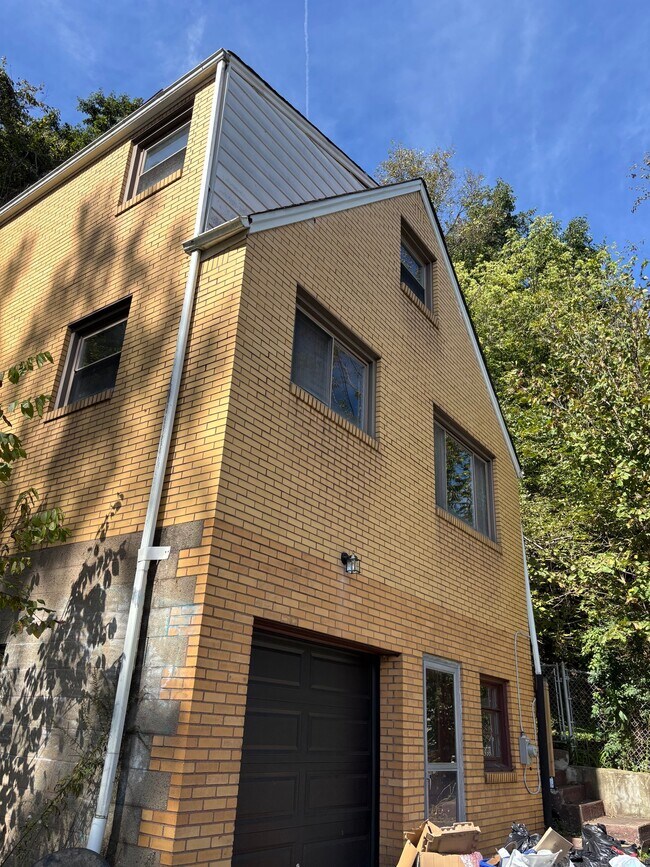 Building Photo - 998 Chartiers Ave