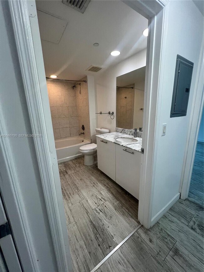 Building Photo - 951 Brickell Ave