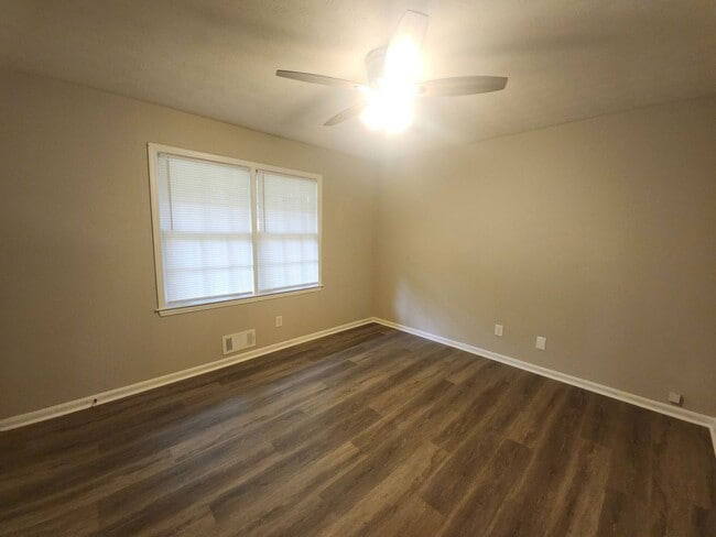 Building Photo - Spacious 5-Bedroom Home in Stone Mountain!