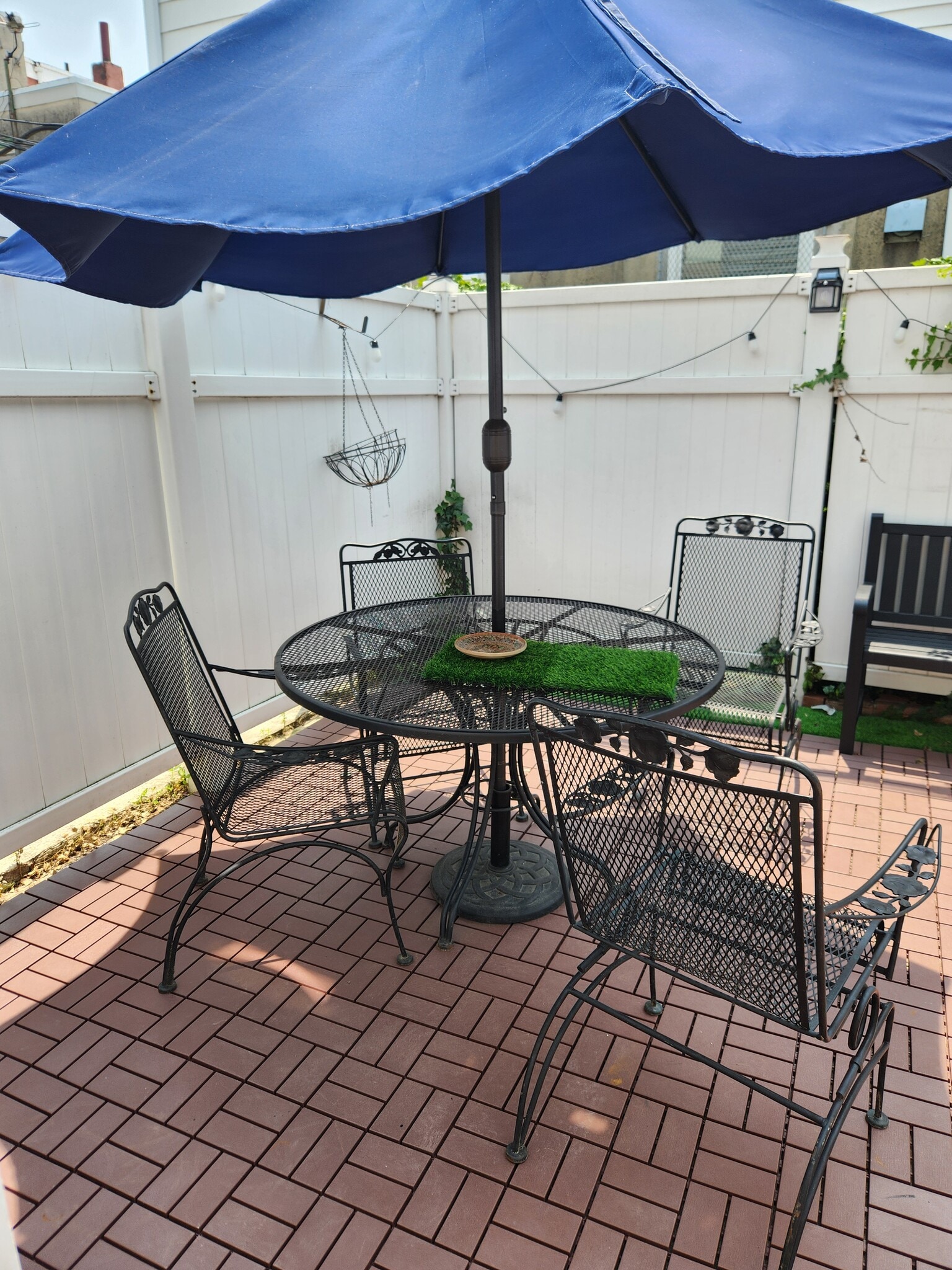 4 seat table and bench - 604 Gerritt St