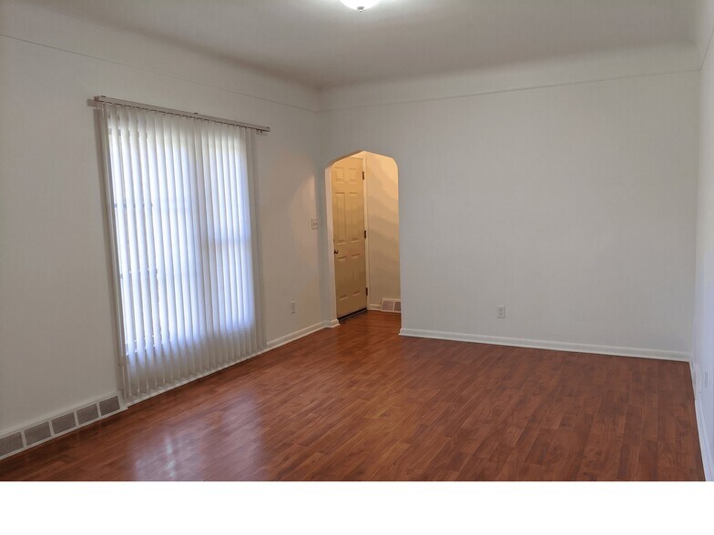 Building Photo - 35759 Glenwood Rd