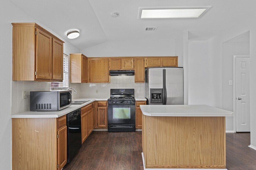 Building Photo - Spacious & comfy Willow Run home by Mills Pond