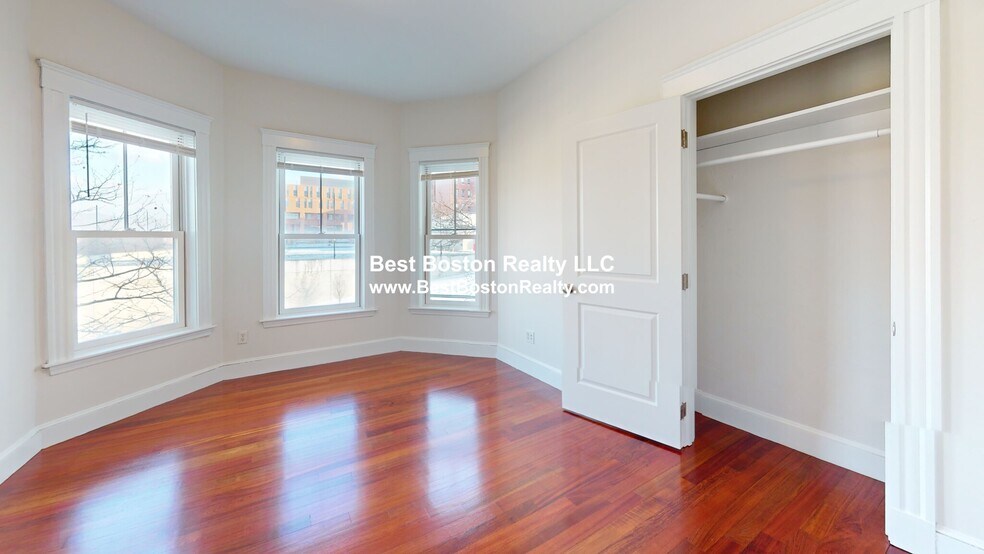 Building Photo - 156 School St