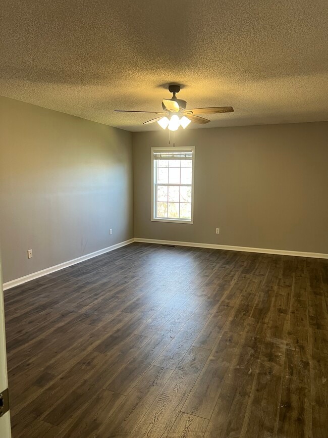 Building Photo - 160 Commons Dr