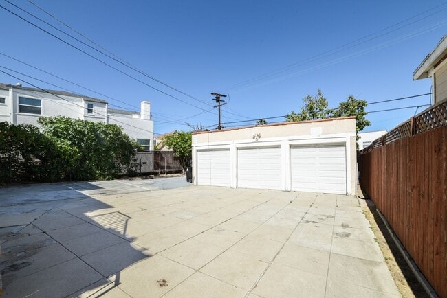 Building Photo - 1038 S Citrus Ave