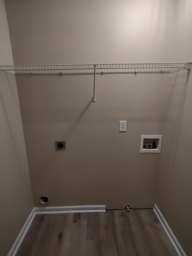 Building Photo - Pristine, move in ready Townhome located in the Holly Ridge Complex!