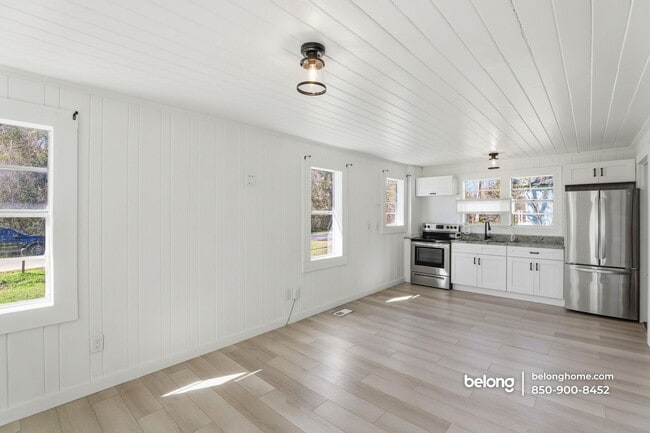 Building Photo - 16063 SE Janet St