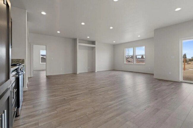 Building Photo - 3257 NW Cedar Ave