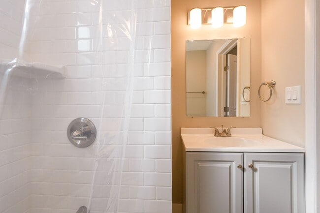 Building Photo - Amazing newly redone large 3 bedroom