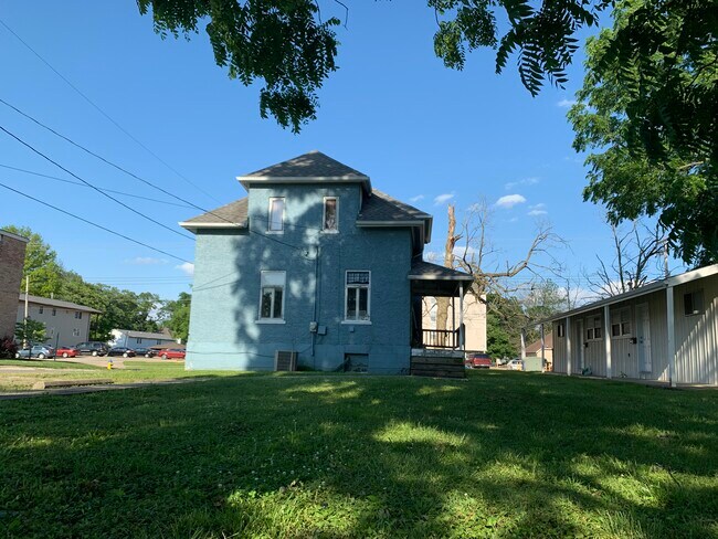 Building Photo - 1302 4th St