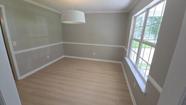 Building Photo - 614 Summerhill Dr