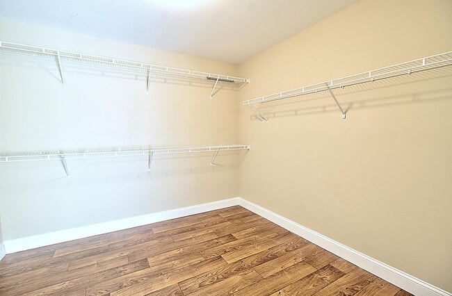 Building Photo - 41 E Clay St