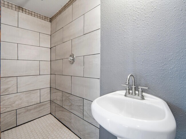 Building Photo - 4431 Oak Roset
