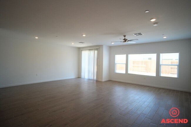 Building Photo - Beautiful New Home Off Gosford and McCutchen!