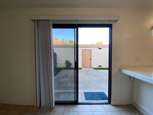 Building Photo - Stunning Townhome in Tanglewood Community