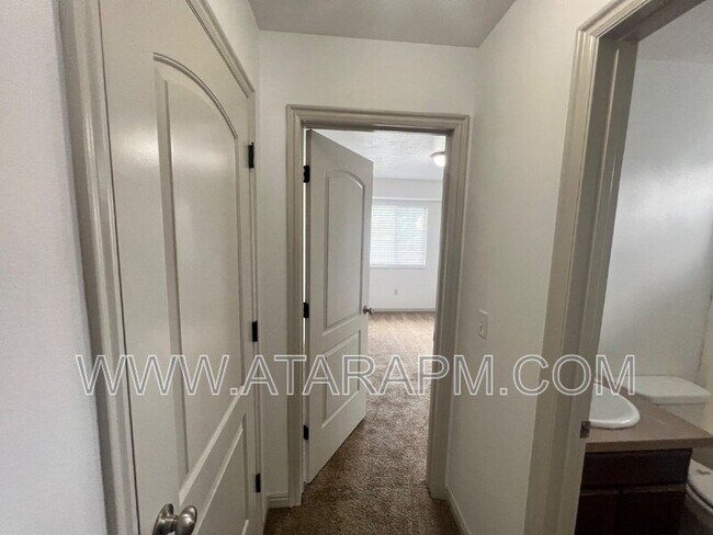 Building Photo - 574 Northlake Dr