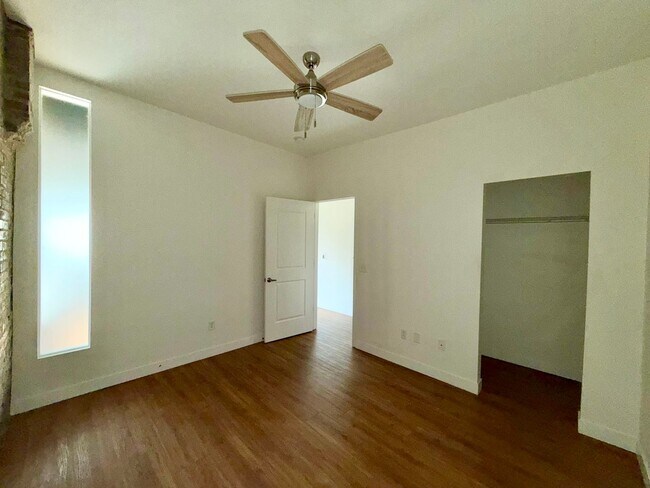 Building Photo - {2201 - D} Updated Pendleton Heights Condo Available Immediately