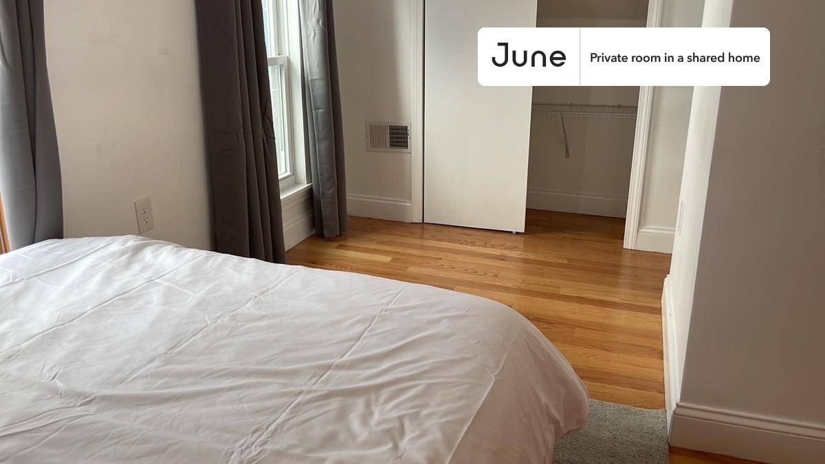 Building Photo - Room in Shared 6 bed/2 bath home