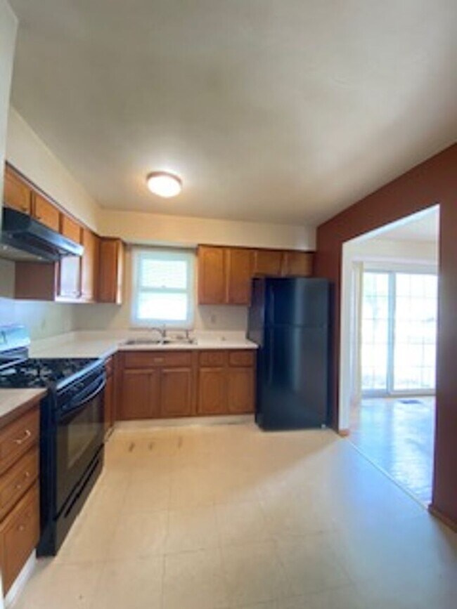 Building Photo - 3 Bedroom Home Available in Elkhart!