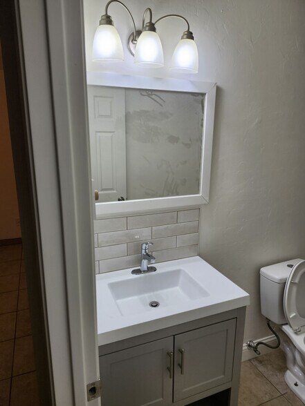 Building Photo - 8618 E Warren Rd