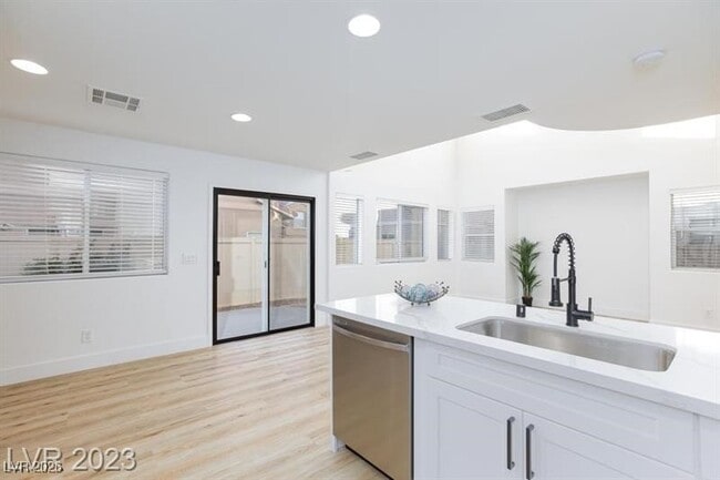 Building Photo - 971 Grand Cerritos Ave