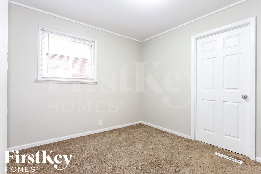 Building Photo - 17 Fir St