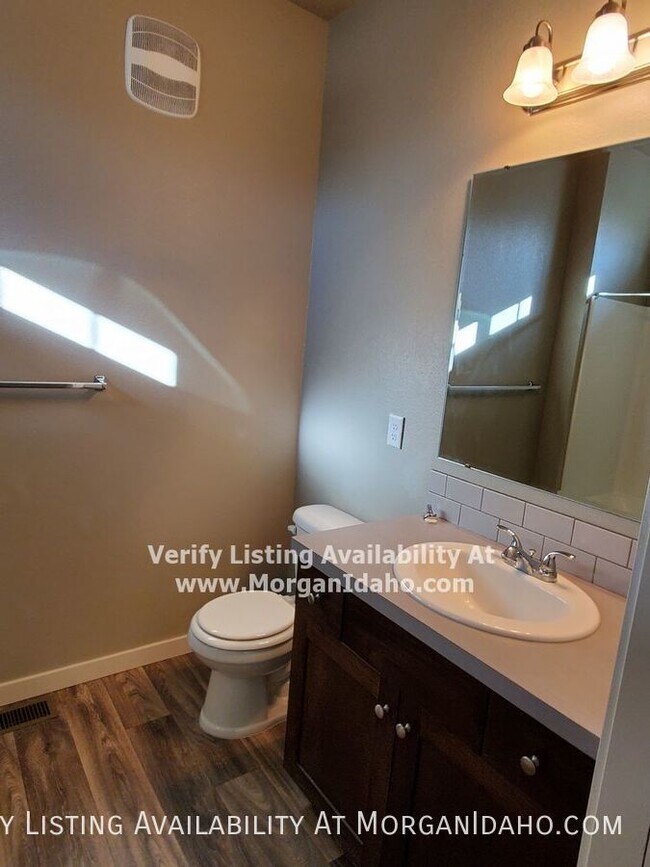 Building Photo - $500 off first month! 9-foot ceilings, all...