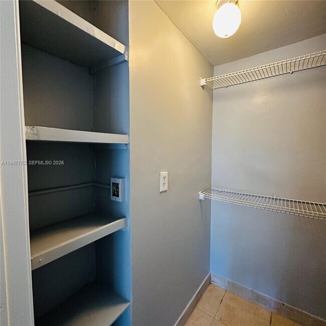 Building Photo - 732 Moffett St