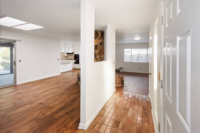 Building Photo - Available Now! Spacious 3BR, 2BA, 1,76sq.ft. 2 car garage.