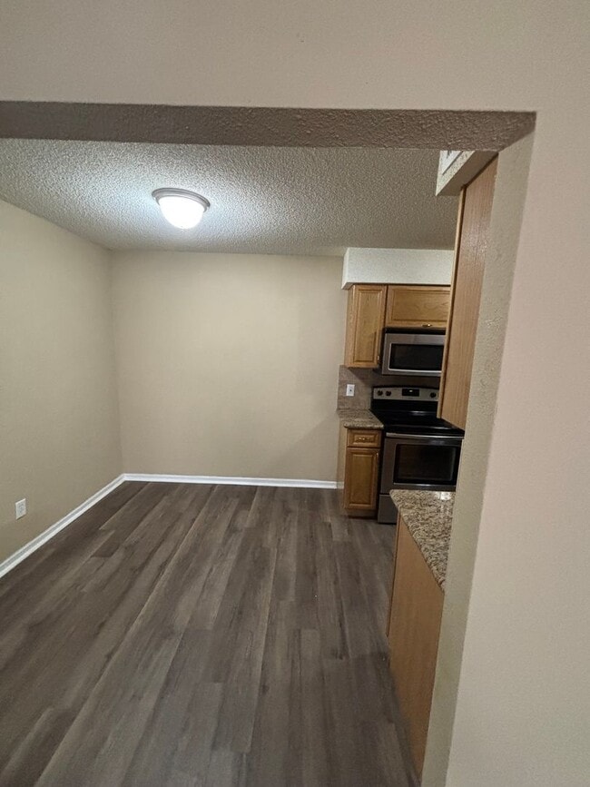 Building Photo - 2 Bedroom 1 bath Apartment