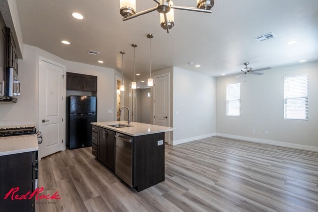 Building Photo - Hurricane Valley 3 Bedroom Townhome