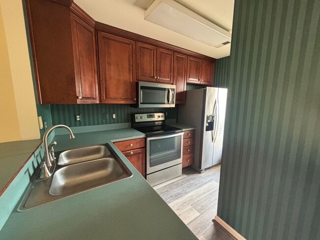 Building Photo - Charming 2 Bedroom Condo Located in York C...
