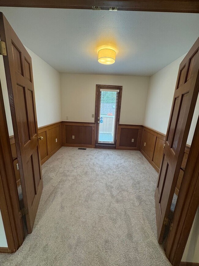 Building Photo - Gorgeous 3 Bedroom • 2.5 Bath Home Recentl...