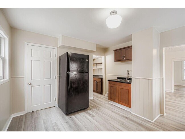 Building Photo - 84 Isabel St W