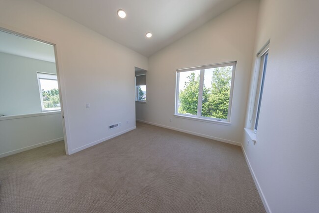 Building Photo - Riverside Townhomes - Waterfront Living in...