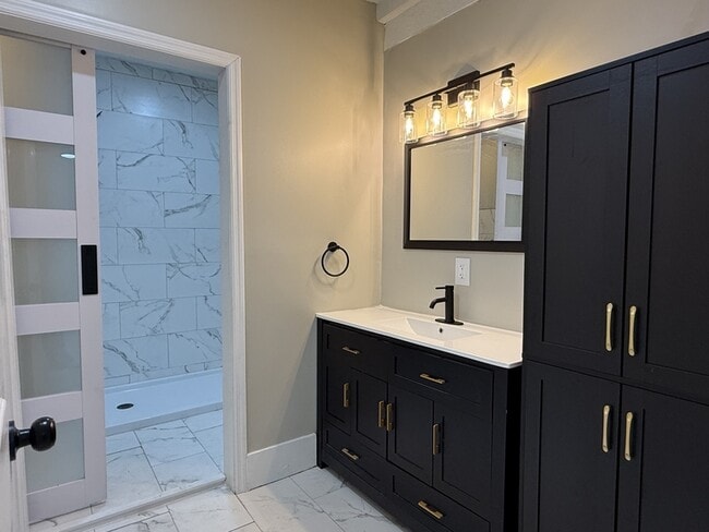 Building Photo - 728 W 39th St